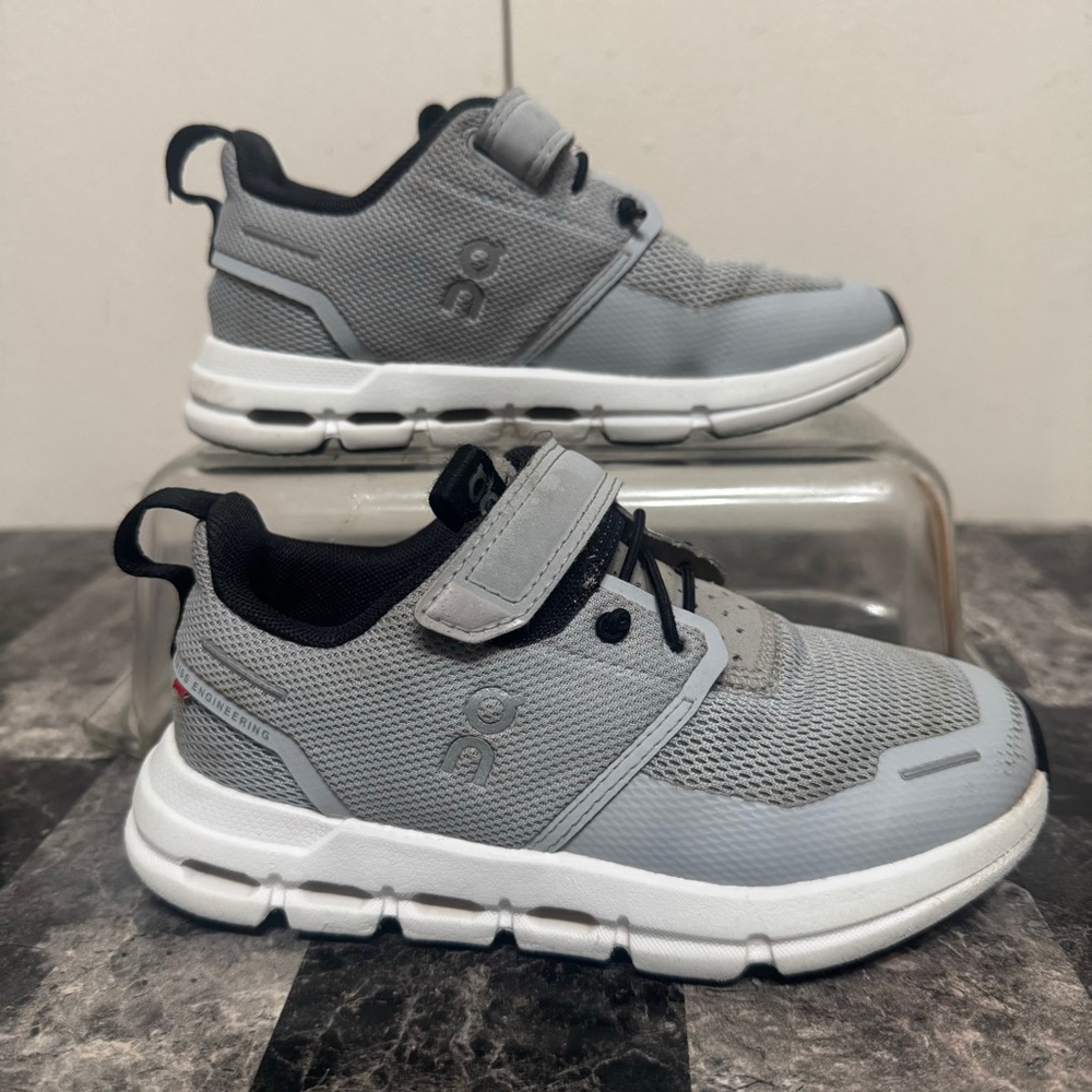 On Kids' Cloud Play Running Sneaker GLACIER/WHITE Size 10.5